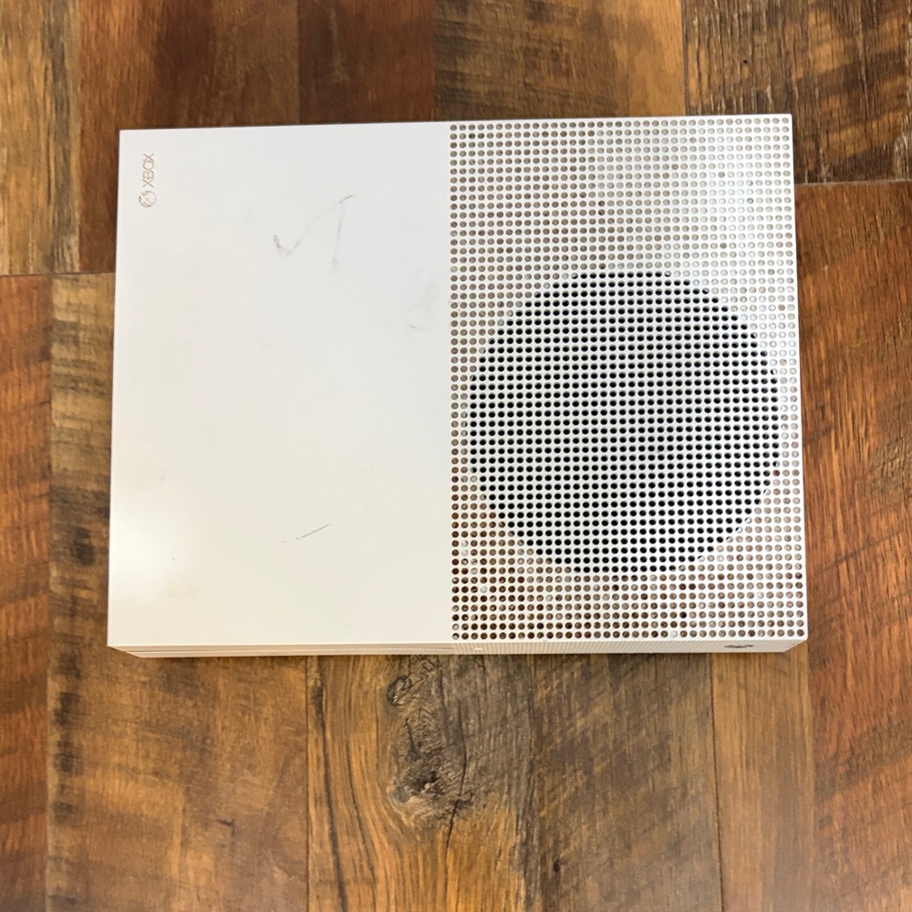 White Xbox series S. Doesn’t work